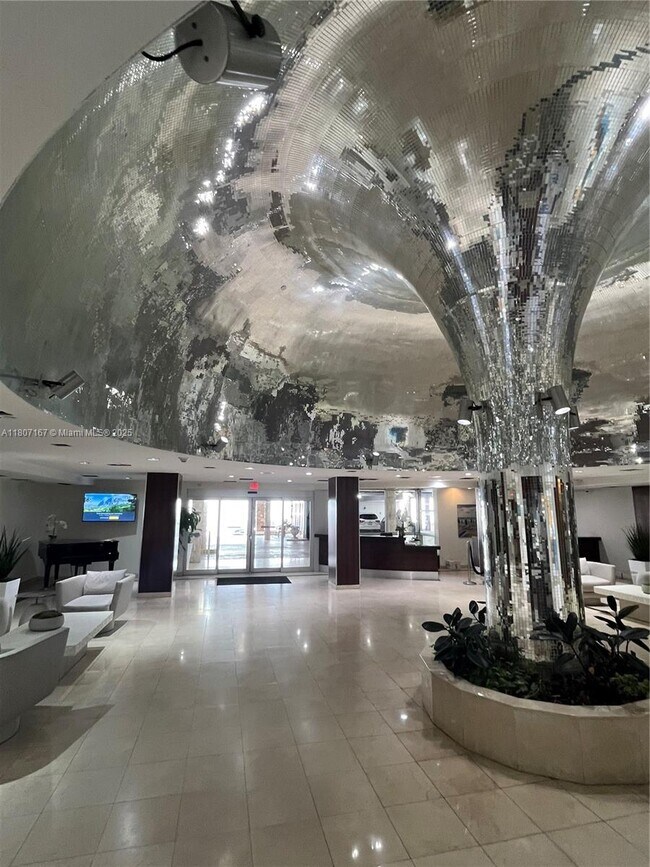 Building Photo - 2655 Collins Ave