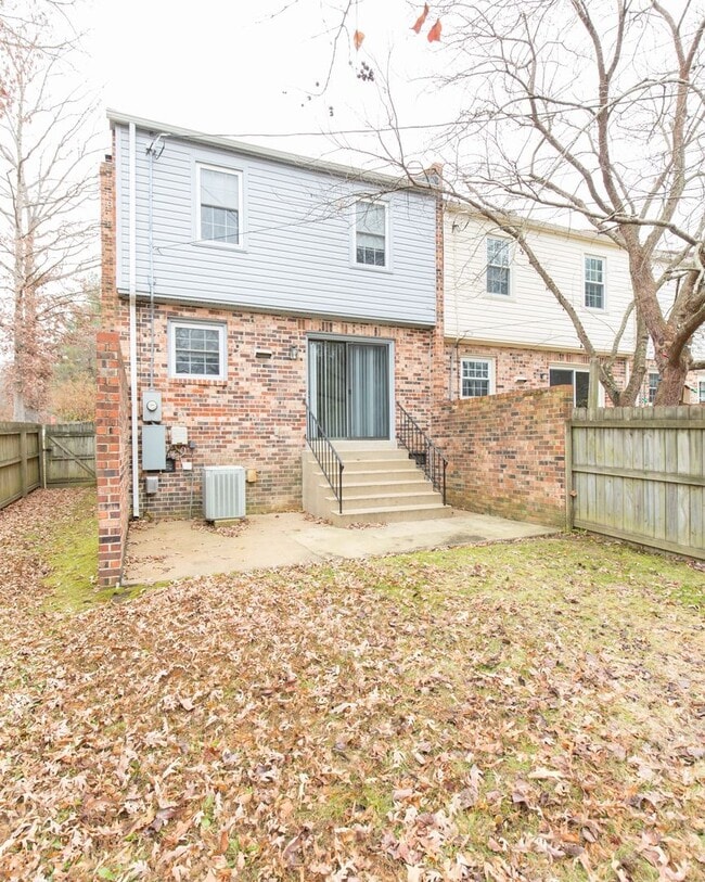 Building Photo - Wonderful Westend Townhome