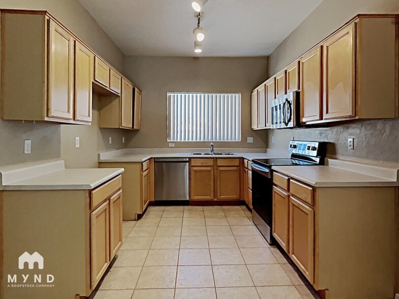 Building Photo - 685 E Cantebria Dr