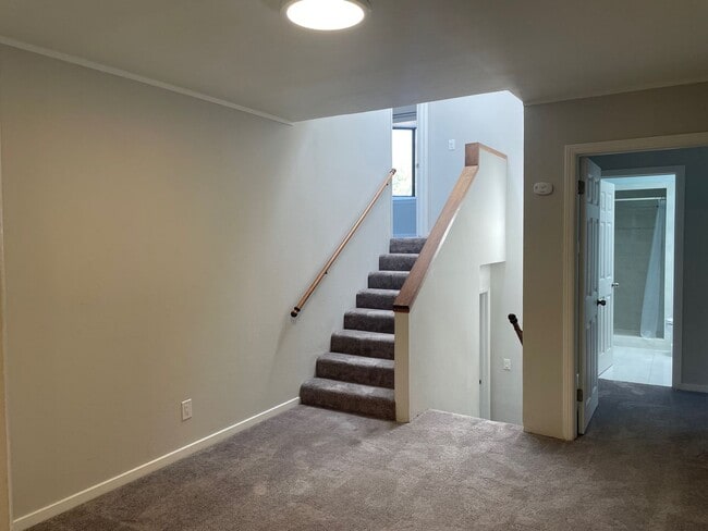 Building Photo - Welcome Home to 5 bedrooms 3 baths!