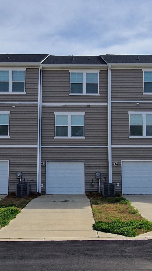 Building Photo - Brand New Townhome | 3 BR/3.5BA | 1-Car Garage | Near Downtown Mooresville