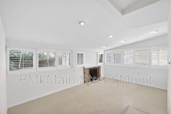 Building Photo - 413 E Miller St