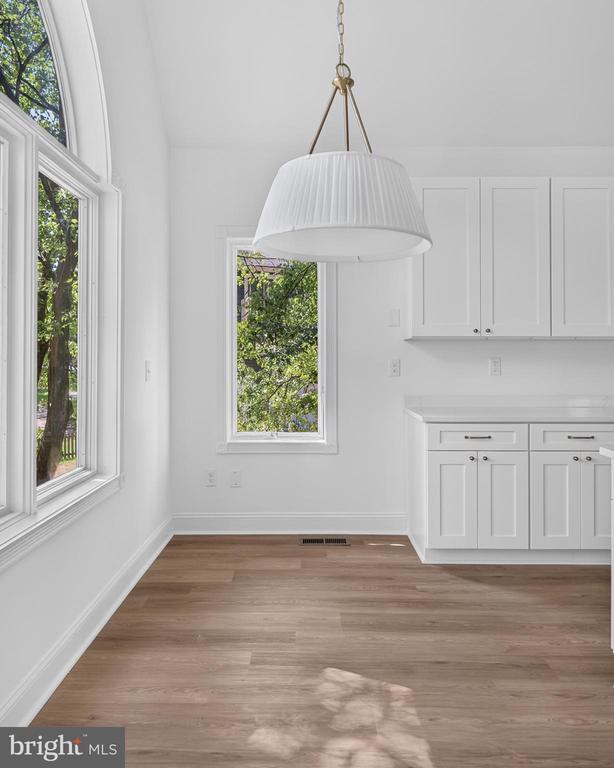 Building Photo - 221 Spring Race Ct
