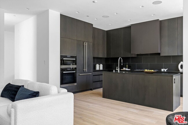 Building Photo - 8890 Rosewood Ave