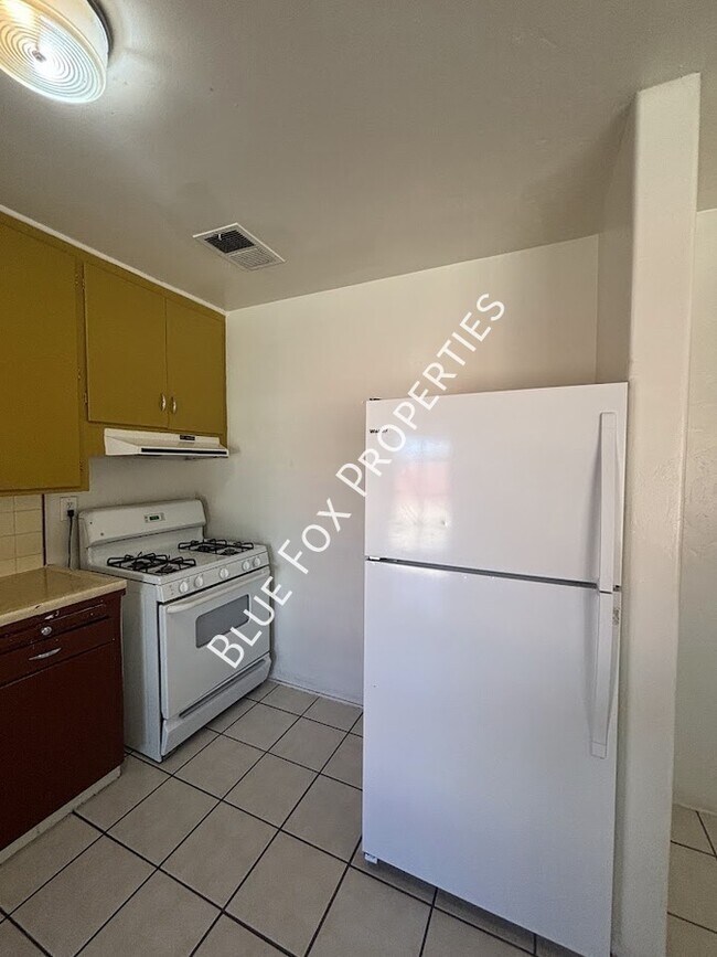 Building Photo - 949 N Montezuma Ave