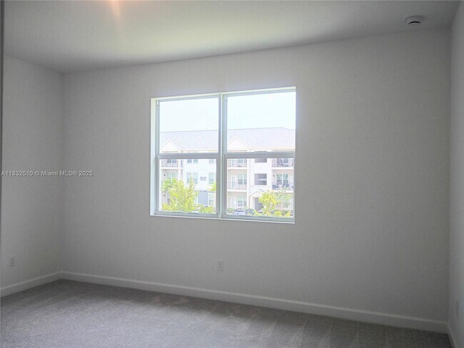 Building Photo - 329 SE Crossoak Ln