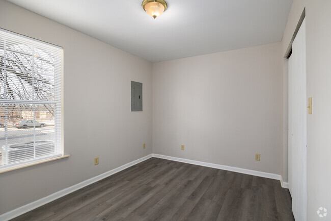 2 BR, 1 BA - 675 SF - 1000 E Grand Ave