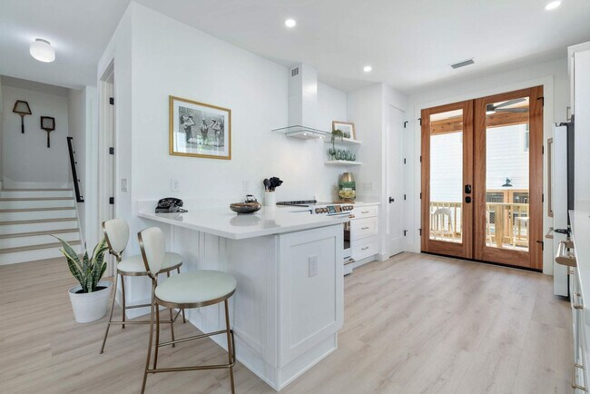 Building Photo - 30 W Castillo Dr