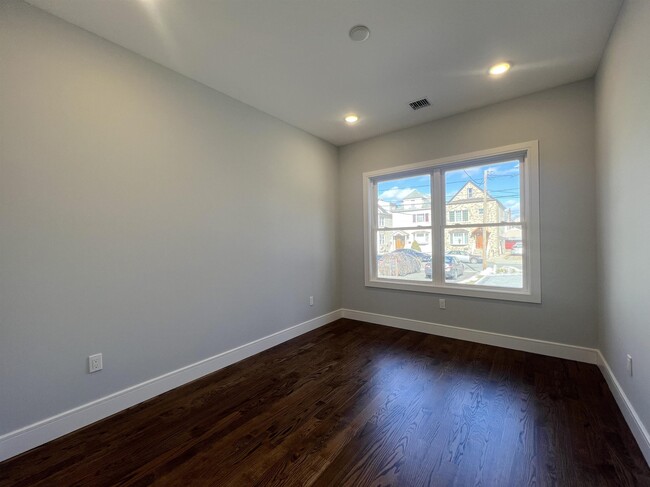 Building Photo - 46 Tuttle St