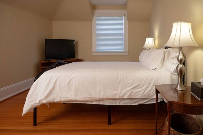 Building Photo - ***Furnished***Charming Historical Home for Lease in Downtown Winston-Salem