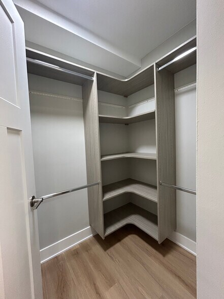 Building Photo - 1254 N La Salle Dr