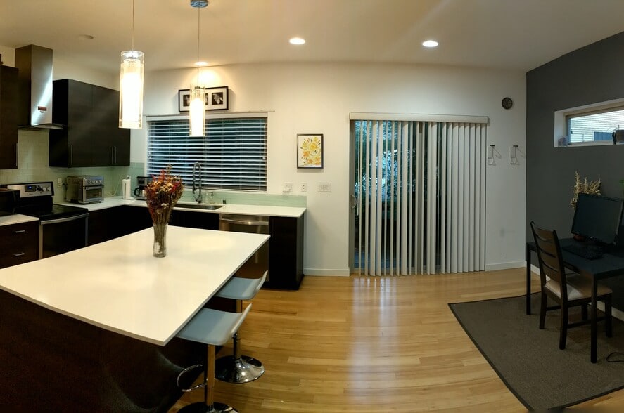 living room, backdoor - 321 21st Ave