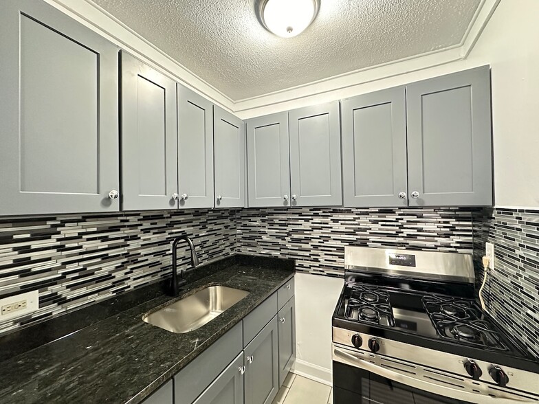 Building Photo - 5668 N Ridge Ave