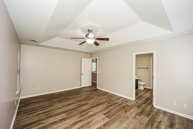 Building Photo - 2080 Valley Creek Dr