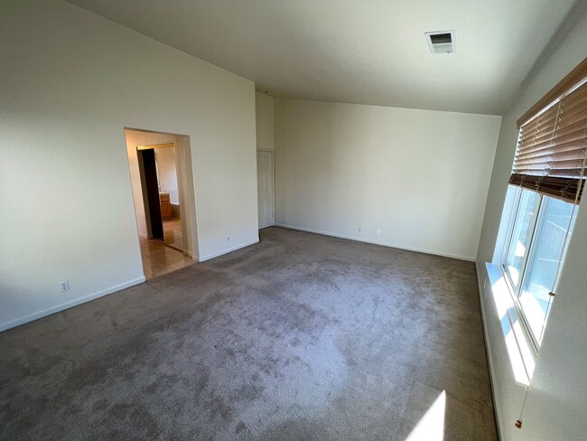 Building Photo - 4 Bedroom, 3 Bathroom Home in Heron Bay, S...