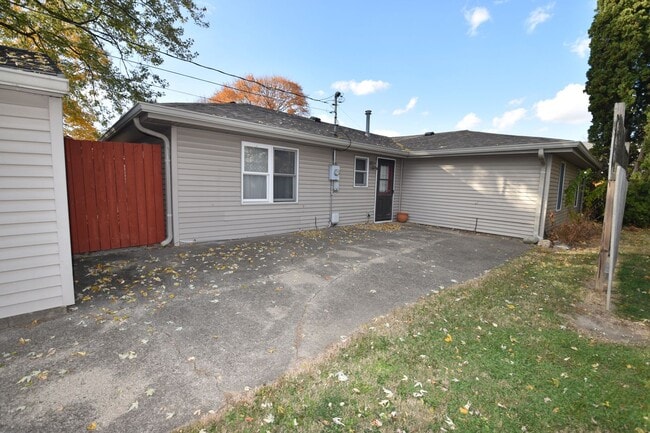 Building Photo - 2-3 bedroom Home in Greenfield with Garage.