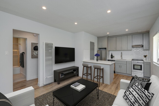 Building Photo - 4136 Grandview