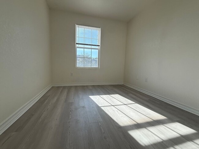 Building Photo - Townhome Near Retama Park...No Carpet.