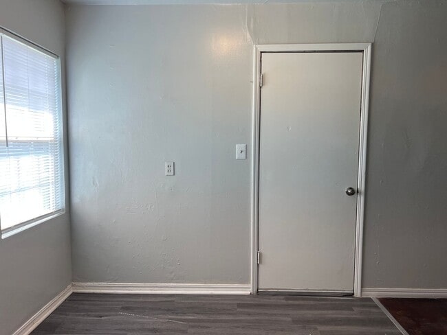 Building Photo - Charming 2 Bedroom