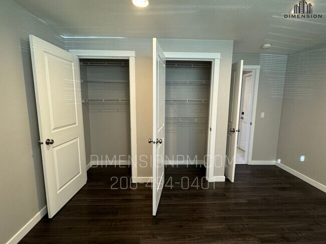 Building Photo - 1 Bedroom Condo with View in the heart of Bellvue!