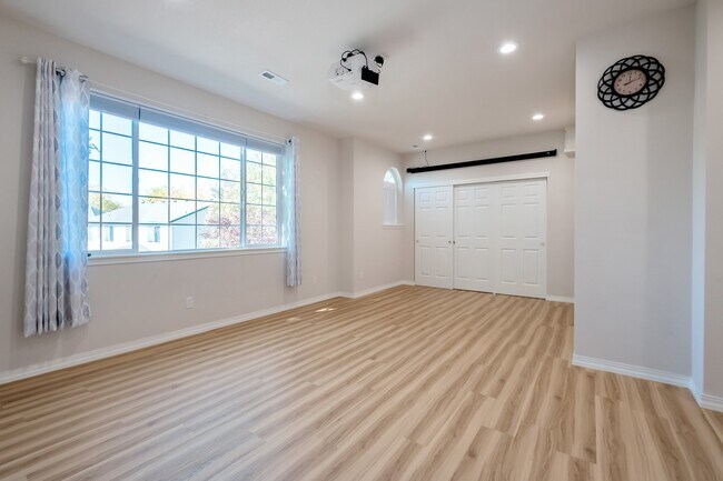 Building Photo - 5392 NW Crady Ln