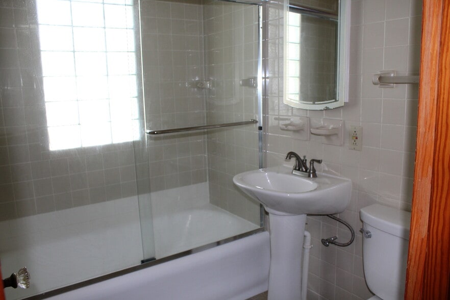Full bath - 7532 27th Ave