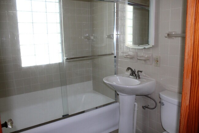Full bath - 7532 27th Ave