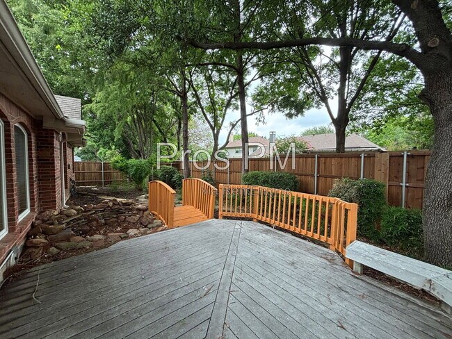 Building Photo - 2921 Meadow Glen Dr