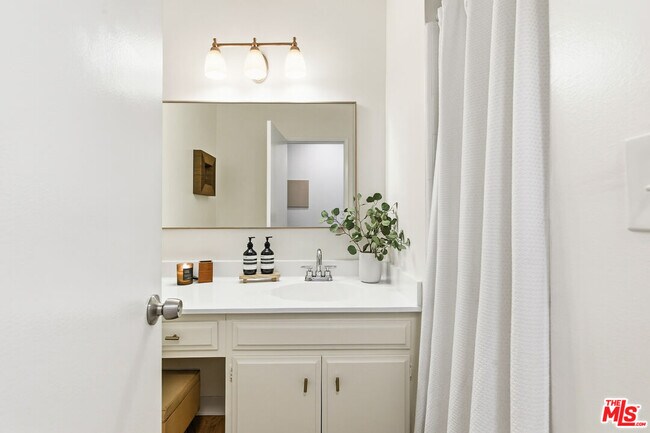 Building Photo - 5625 Green Valley Cir