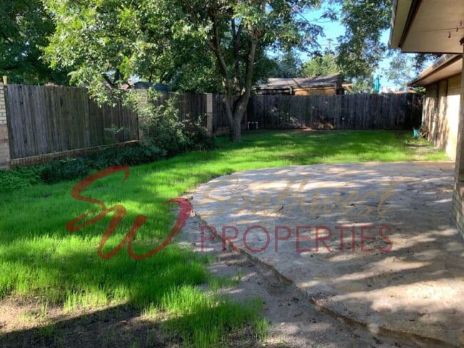 Building Photo - Spacious 3 bedroom 2 bath with lots of par...