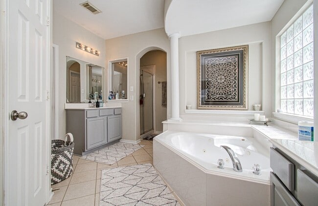 Building Photo - 26427 Sagewood Forest Dr