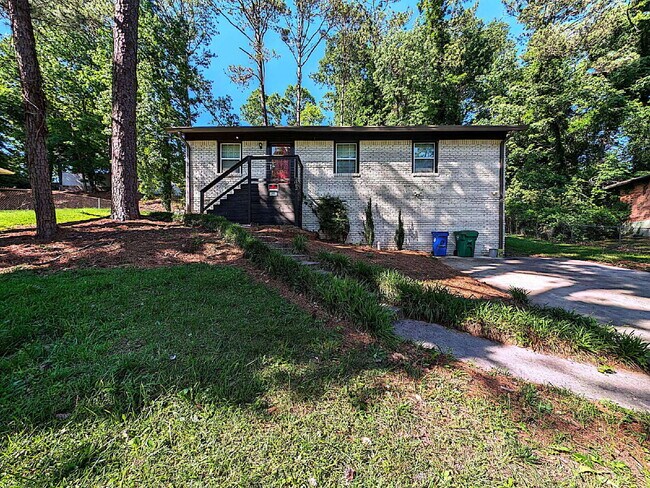 Building Photo - Stylish & Convenient Atlanta Room: All-Inclusive Living!