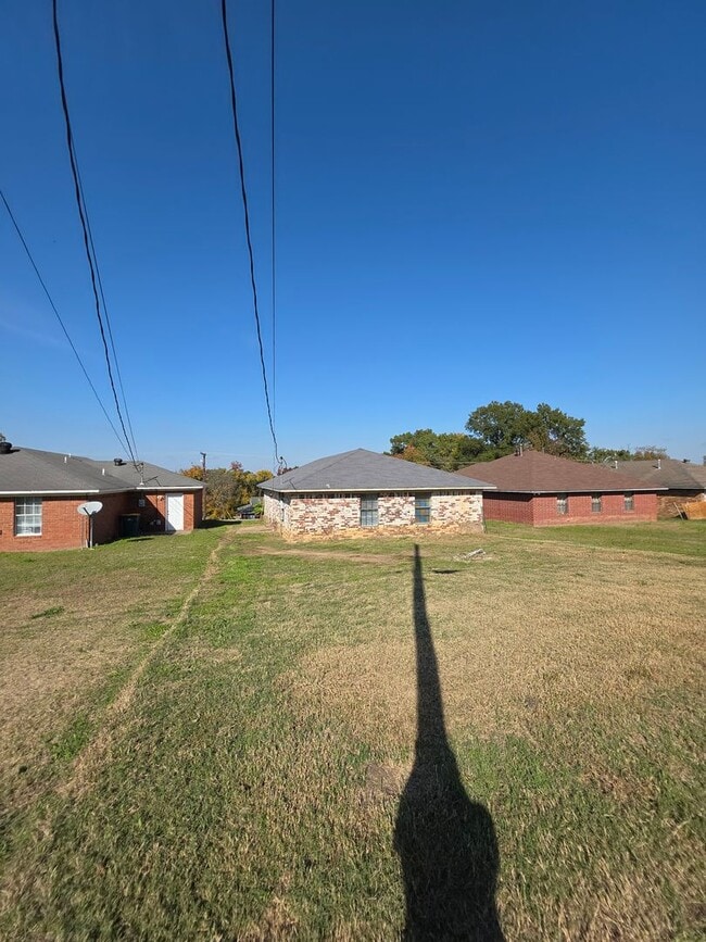 Building Photo - 817-825 West 12th St.