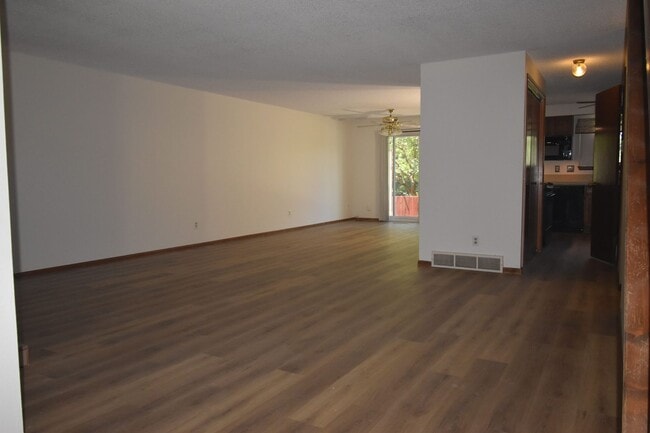 Building Photo - GREAT 3 BEDROOM/2 BATHROOM TOWNHOME WITH NEW PAINT & FLOORING. AVAILABLE 5/23.