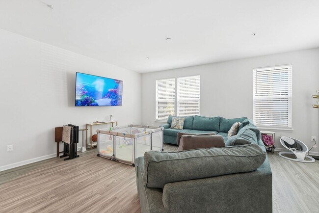 Building Photo - Welcome to this beautifully maintained residence in the heart of Hyattsville, where comfort and s...