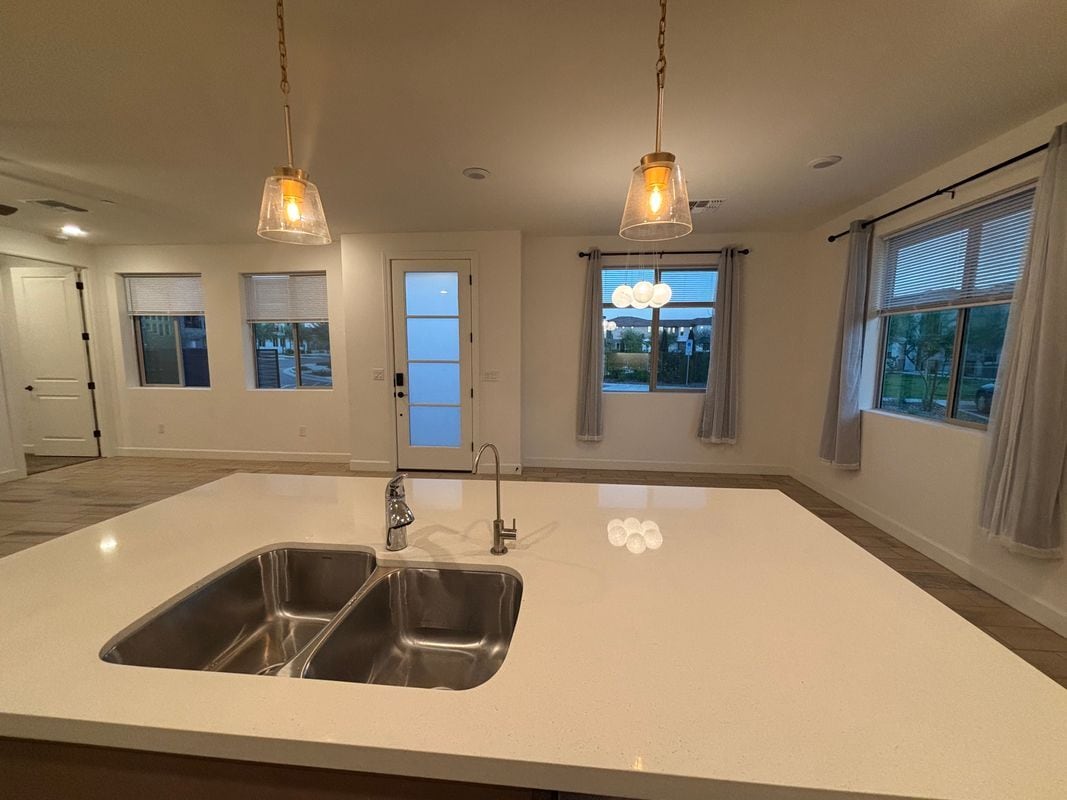 Building Photo - 2121 W Sonoran Desert Dr