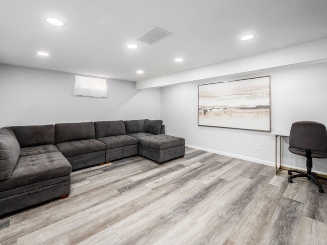 Building Photo - 2545 Vanderberg Ave