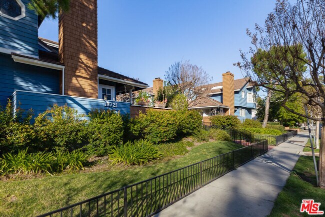 Building Photo - 18721 Hatteras St