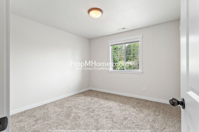 Building Photo - Vibrant Four-Bedroom Country Retreat with ...