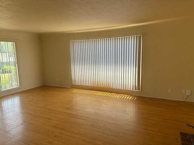 Building Photo - Large 4 bedroom 2 bath house in a great ne...