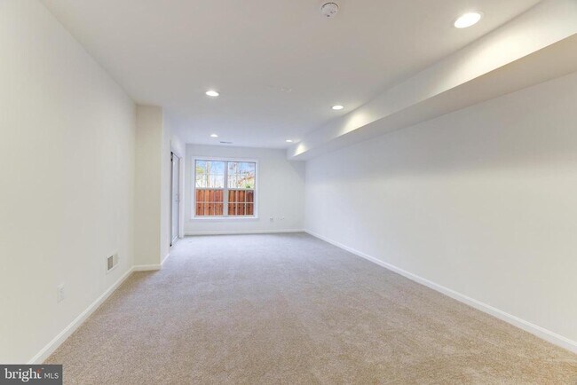 Building Photo - 42639 Chisholm Dr