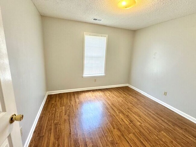Building Photo - Available Now! 3 Bedroom 2 Bath Home in Co...
