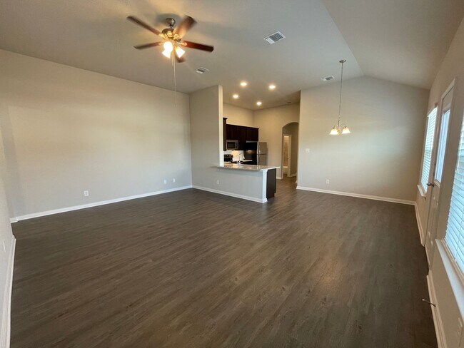 Building Photo - Luxury 3x2 Duplex in Seguin, TX!