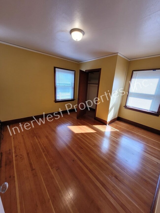 Building Photo - ADORABLE 2 BEDROOM HOUSE IN NORTH PORTLAND WITH LARGE BACK YARD & 2 CAR GARAGE!