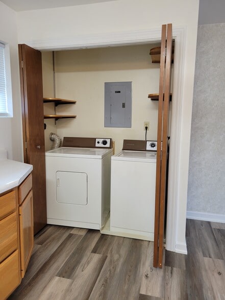 Building Photo - 757 W 8th St