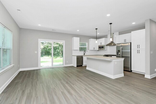 Building Photo - 2732 Catalina Ave