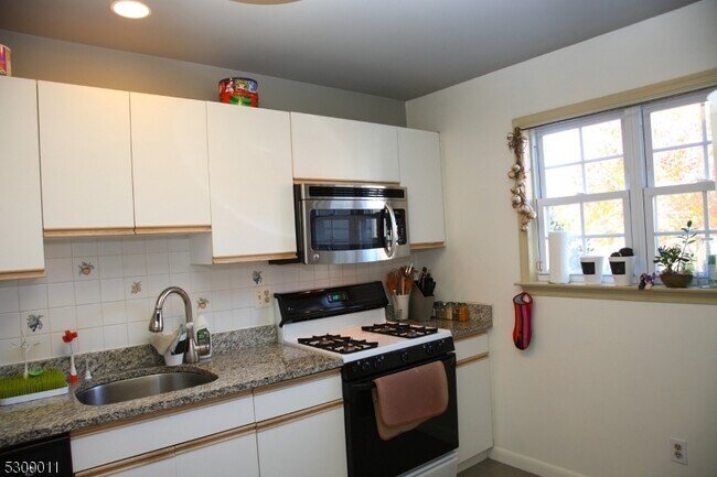 Building Photo - 17 Castle Dr