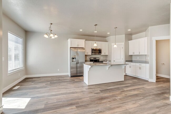 Building Photo - Dog Friendly Exchange Townhome