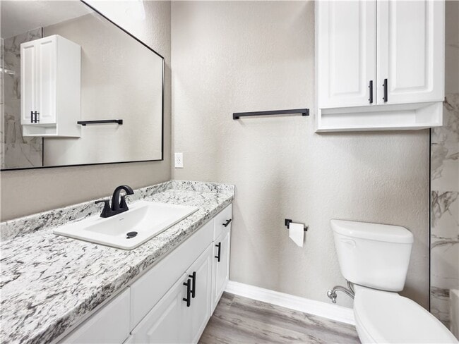 Building Photo - 1305 W Villa Maria Rd