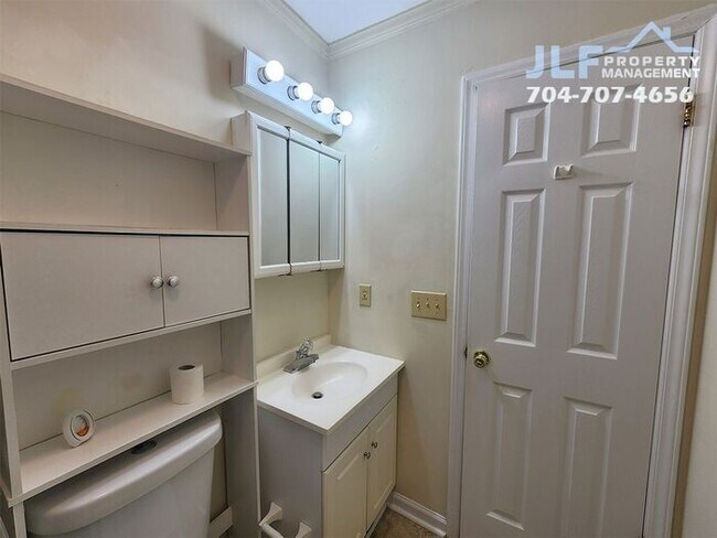Building Photo - 2 Bed /1.5 Bath Duplex in Convenient Kanna...
